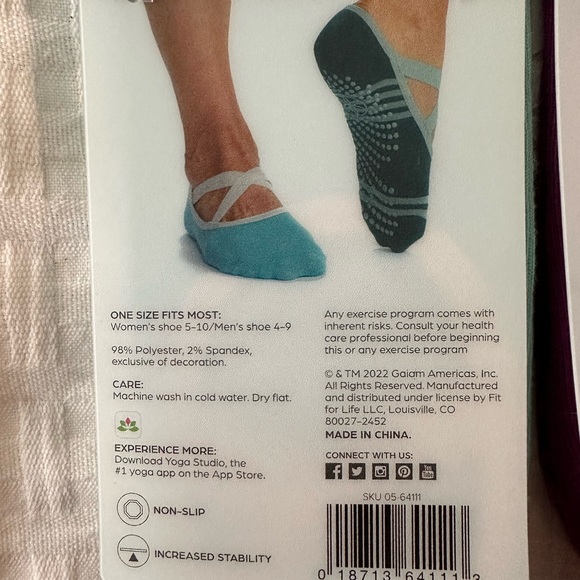 2x2 pack - Gaiam Yoga Socks - Picture 3 of 6